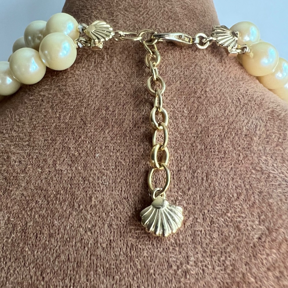 Vtg Double Strand Cream Faux Pearl Necklace Gold Shell Charm 16-19in Old Money - Picture 3 of 4